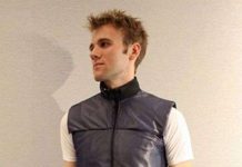 Cứ mặc áo vest là được massage