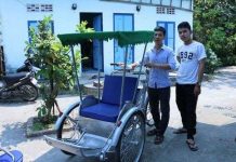 Xích lô chạy bằng năng lượng mặt trời của 3 chàng sinh viên Đà Nẵng Xích lô chạy bằng năng lượng mặt trời của 3 chàng sinh viên Đà Nẵng