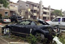 Lốc xoáy hất tung xe tải ở Mỹ