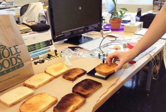 Sinh viên Mỹ phát minh máy nướng bánh mì thông minh