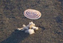 Tàu vũ trụ Soyuz trở về an toàn với ngọn đuốc Olympic