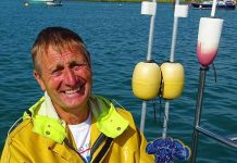 Trong 2 triệu con tôm mới tìm thấy 1 con tôm hùm màu xanh dương Trong 2 triệu con tôm mới tìm thấy 1 con tôm hùm màu xanh dương