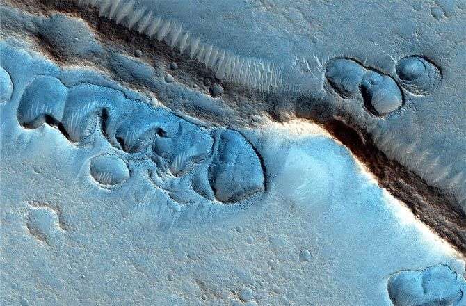Phát hiện băng hà đang tan chảy dưới lớp cát bụi trên bề mặt Sao Hỏa