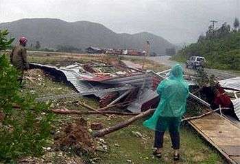 Hàng nghìn ngôi nhà bị bão cấp 12 tàn phá