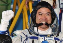 Hoshide kết thúc chuyến đi bộ ngoài khoảng không