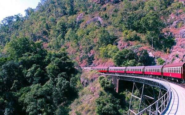 10 chuyến xe lửa thử thách lòng dũng cảm của du khách