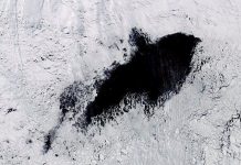 Hố khổng lồ bí ẩn xuất hiện giữa Nam Cực