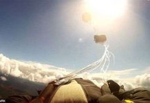 Thót tim cảnh người nhảy dù suýt bị thiên thạch rơi trúng