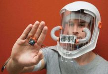 Người đàn ông này đã biết màu xanh màu đỏ có mùi gì