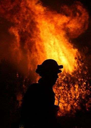 Mỹ: Cháy rừng thiêu rụi 136 ngôi nhà