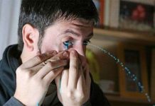 Bái phục tài vẽ tranh bằng mắt