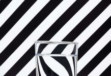 Tại sao các sọc đen trắng lại chuyển hướng?