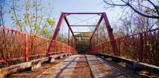 Cây cầu ma ám và bí ẩn về sinh vật nửa người, nửa dê