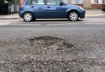 Hà Lan sáng chế và thử nghiệm đường nhựa có khả năng... tự lấp ổ gà