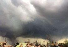 Siêu lốc xoáy kép hiếm gặp thổi bay một nửa thị trấn ở Mỹ