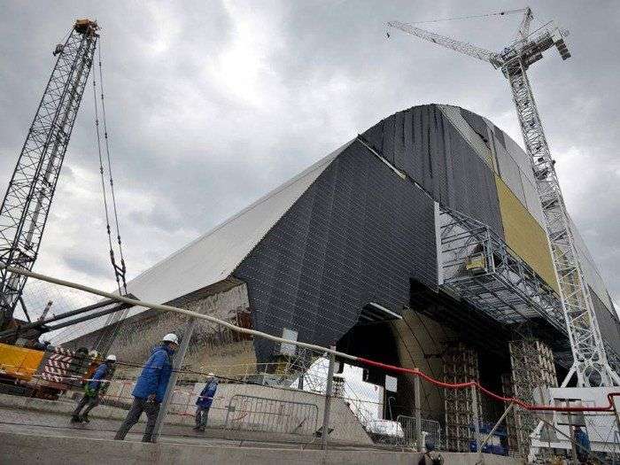 Chụp khối thép khổng lồ nặng 36 nghìn tấn lên lò phản ứng nguyên tử Chernobyl