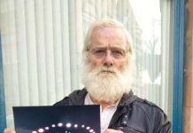 Một người dân chụp được cảnh UFO bay trên mái nhà