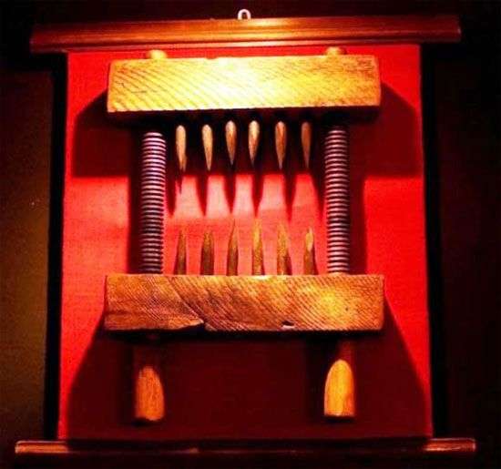 10 dụng cụ tra tấn “rợn tóc gáy” thời Trung Cổ