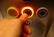 Nút đóng trong cửa thang máy thật sự chỉ để làm cảnh