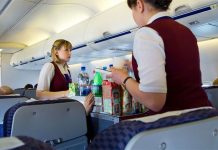 Lý do tiếp viên hàng không ghét phục vụ đồ uống có gas không đường