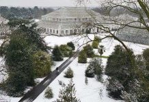 Tuyết "chôn vùi" London và Paris