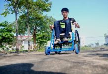 Sinh viên chế xe lăn không cần... lăn