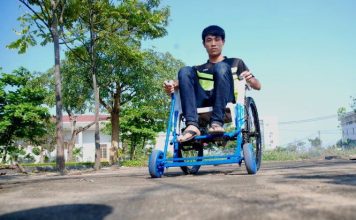 Sinh viên chế xe lăn không cần... lăn