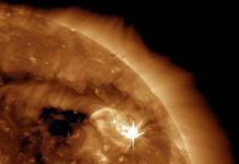 Trùng hợp kinh ngạc giữa vệt sáng trên Mặt trời và UFO