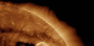 Trùng hợp kinh ngạc giữa vệt sáng trên Mặt trời và UFO