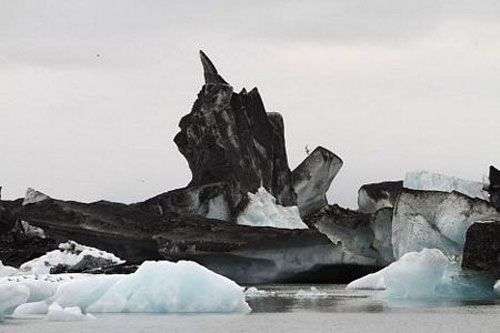 Tro bụi núi lửa nhuộm đen sông băng lớn nhất châu Âu