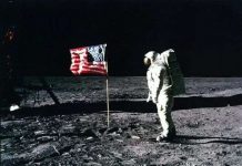 Điều gì đã xảy ra với những lá cờ được để lại trên Mặt trăng?