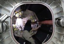 Các nhà du hành đặt chân vào ngôi nhà không gian trên ISS