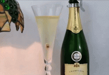 Điều bất ngờ thú vị gì xảy ra khi bỏ nho khô vào rượu champagne?
