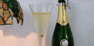 Điều bất ngờ thú vị gì xảy ra khi bỏ nho khô vào rượu champagne?
