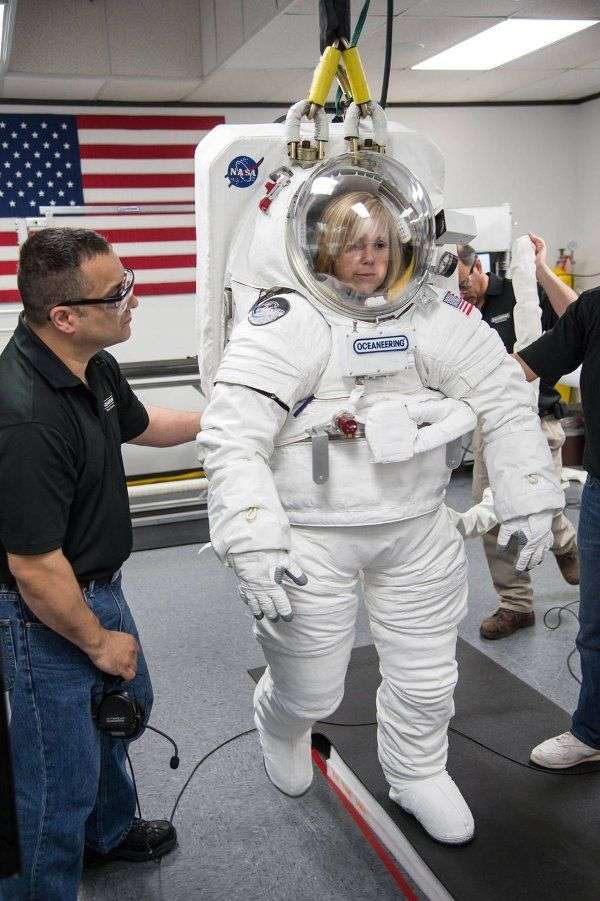 NASA ra mắt 2 mẫu trang phục cho phi hành gia lên sao Hỏa