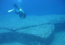 Thành phố kim tự tháp gây tranh cãi ngoài khơi Nhật Bản