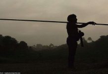 Bộ tộc sát khỉ chân 6 ngón, đu cây giỏi như Tarzan