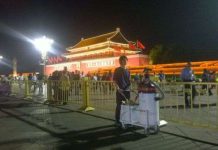 Nghệ sĩ đường phố đóng gạch bằng khói bụi ô nhiễm ở Bắc Kinh