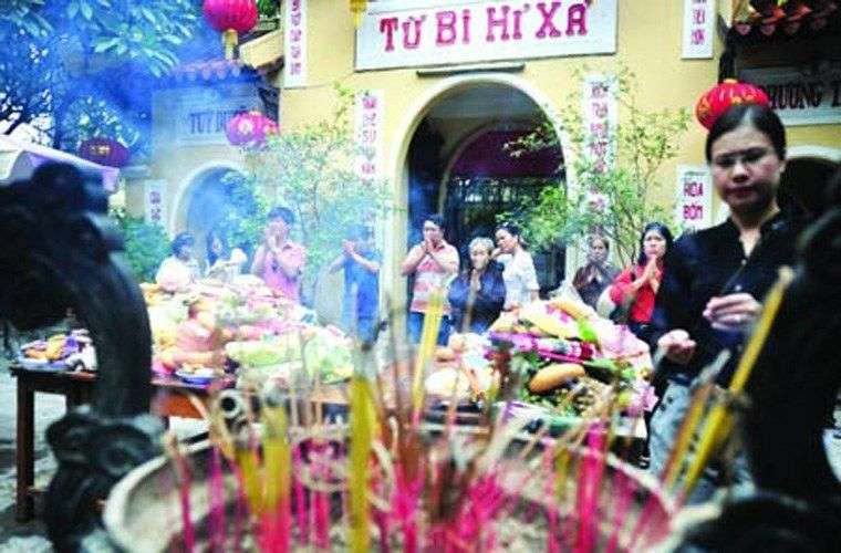 Khám phá những phong tục truyền thống trong ngày Rằm tháng 7 ở phương Đông