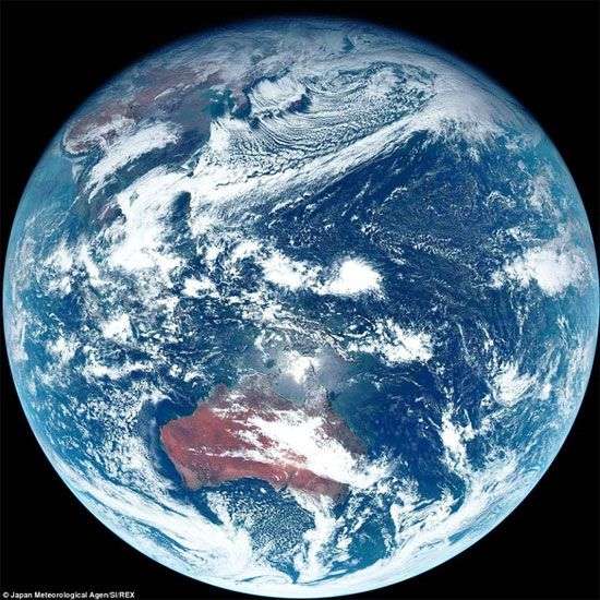 Hình ảnh cho thấy Trái đất màu xám chứ không phải màu xanh