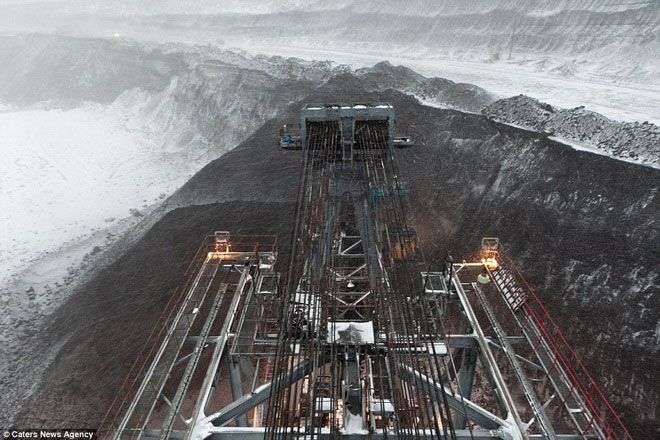 Chiếc cưa máy khổng lồ có thể san phẳng cả ngọn núi than