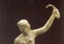 Tại sao bức tượng nữ đấu sĩ La Mã cổ đại lại có tư thế kì lạ?