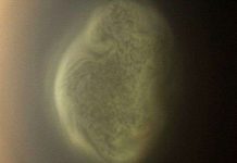 Gió lốc bí hiểm càn quét mặt trăng sao Thổ