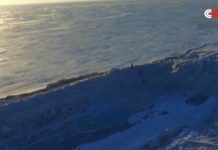 Tường băng 20 mét ven hồ nước ngọt lớn nhất vùng Viễn Đông Tường băng 20 mét ven hồ nước ngọt lớn nhất vùng Viễn Đông