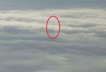 Cột lạ nhô lên giữa biển mây ở độ cao 1.400m