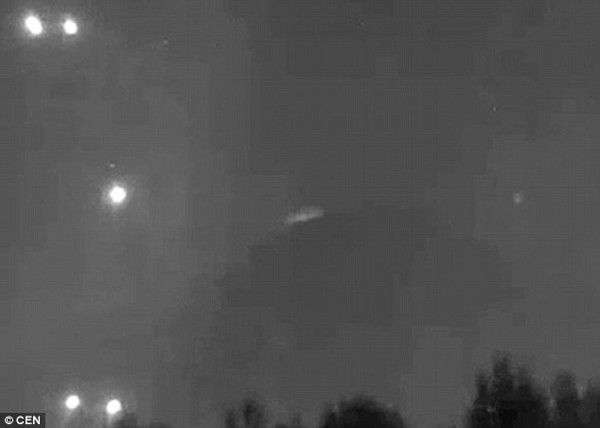 UFO xuất hiện trên miệng núi lửa phun trào?