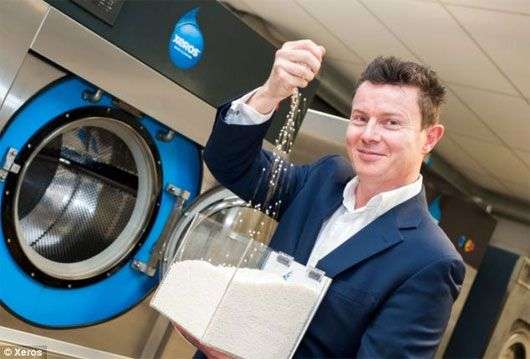 Chế tạo máy giặt dùng hạt polymer làm sạch quần áo