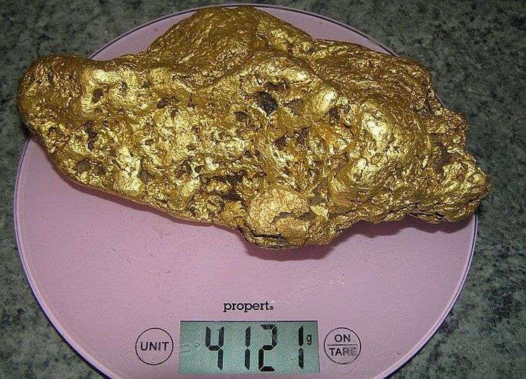 Người đàn ông Australia đào được khối vàng 4kg