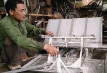 Nông dân sáng chế máy cấy giúp vợ việc đồng áng Nông dân sáng chế máy cấy giúp vợ việc đồng áng