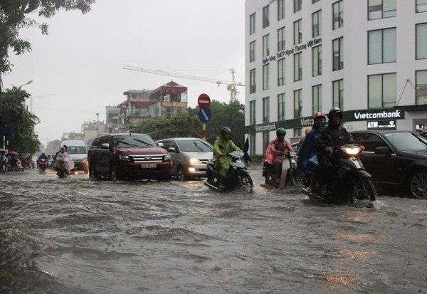 Vào thủ đô Hà Nội, bão suy yếu thành áp thấp nhiệt đới